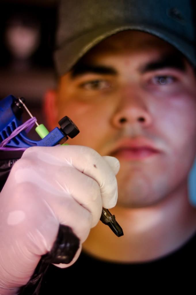 Nicácio trabalhando com equipamentos de alta qualidade