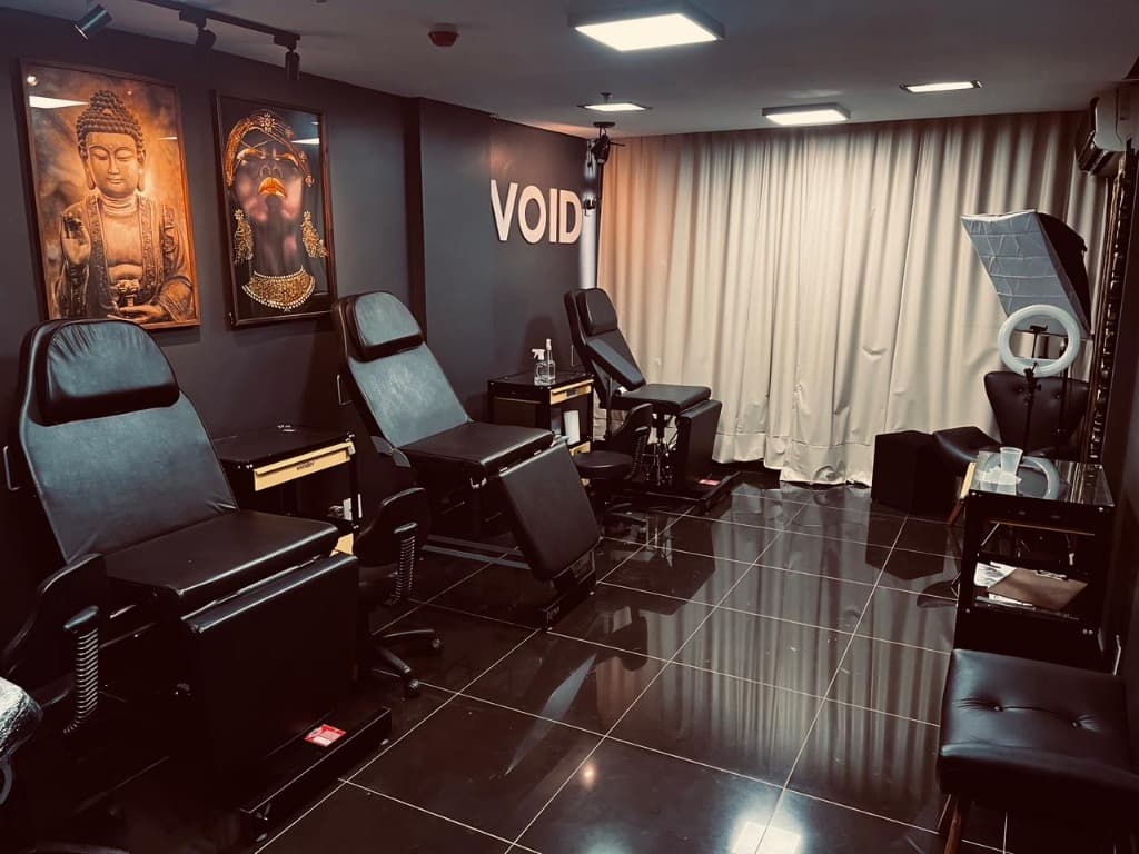 Sala de tatuagem profissional com equipamentos premium